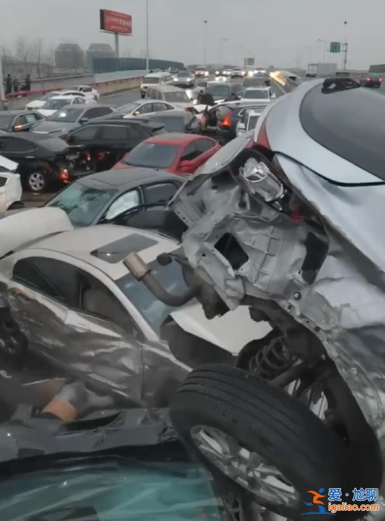 蘇州一高架百余臺(tái)車(chē)輛相撞 有市民、交警處理事故時(shí)被后方打滑車(chē)輛撞飛？