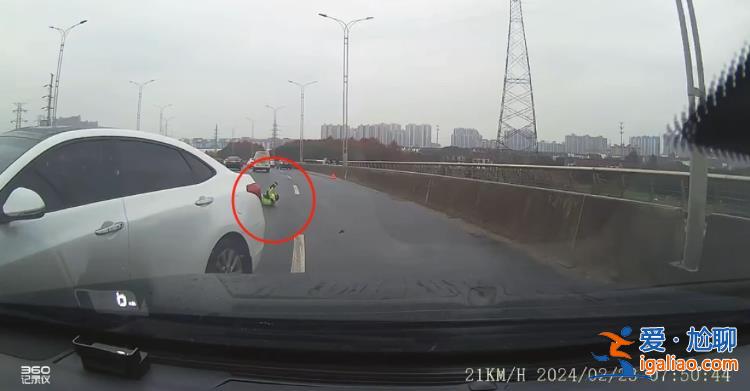 蘇州一高架百余臺(tái)車(chē)輛相撞 有市民、交警處理事故時(shí)被后方打滑車(chē)輛撞飛？