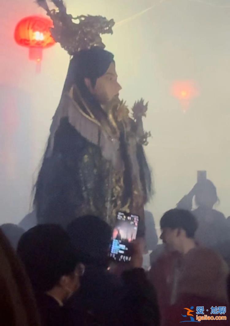 現(xiàn)在文明社會(huì) 網(wǎng)紅扮神放在以前 可能要挨打的？