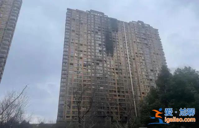 26樓跑下來拖鞋都甩飛？