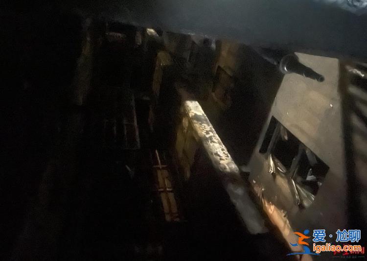 天井連通1樓架空層 可見大量電動車殘??？