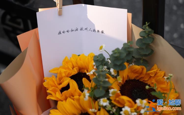 市民和員工自發(fā)悼念宗慶后 原娃哈哈總部門前擺滿鮮花和AD鈣奶？