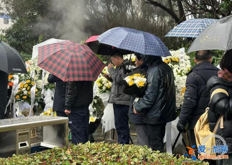 眾人冒雨排隊(duì)陪宗慶后最后一程 門前鮮花成山？