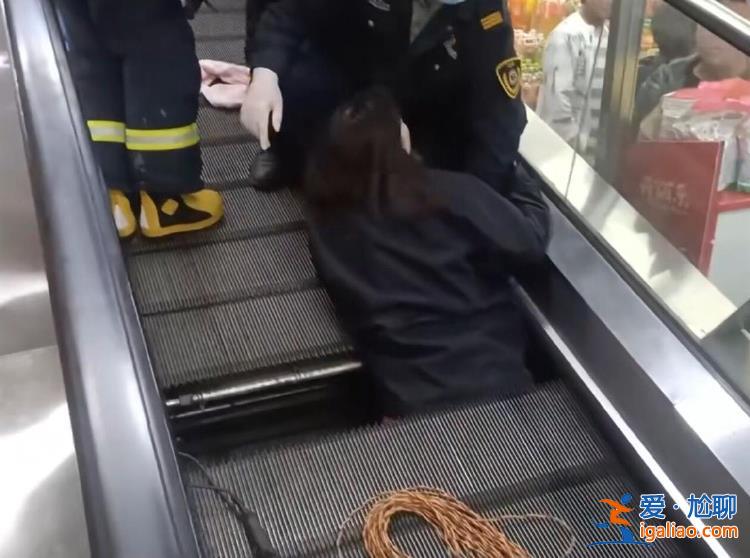 “女子半截身體被卷入扶梯”涉事超市暫停營業(yè) 傷者正在做第二次手術(shù)？