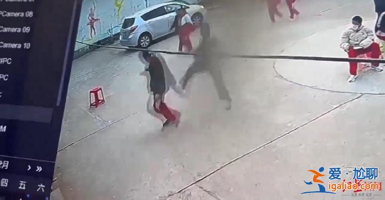 警方已聯(lián)系被打男孩？