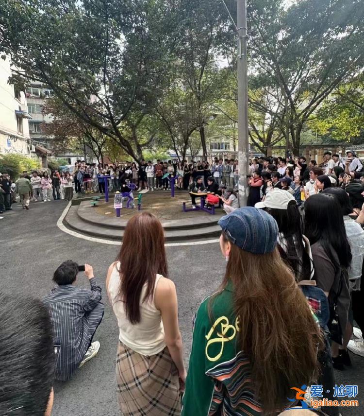 成都“迪士尼”打卡點被指擾民 實為健身區(qū)域！當?shù)胤Q已限流？