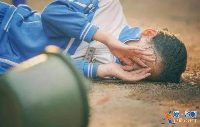 女老師用手端學(xué)生下巴挑釁 當?shù)亟逃诌@樣回應(yīng)？