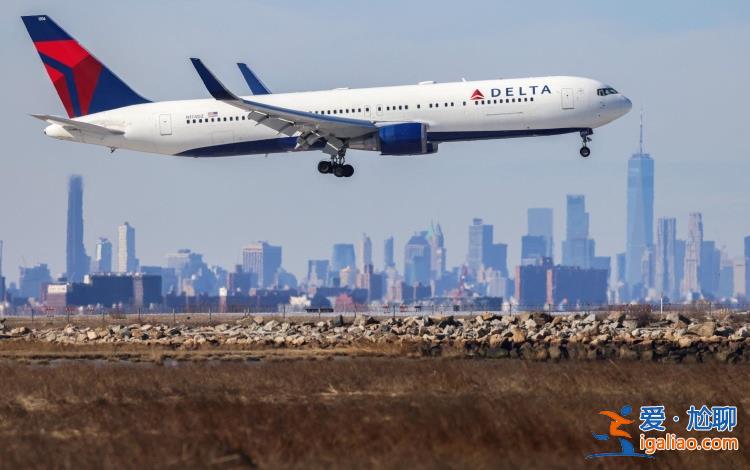 美國達美航空一波音客機應急滑梯在飛行過程中脫落？