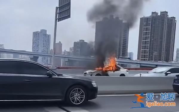 現(xiàn)場濃煙滾滾車輛被燒成空殼？
