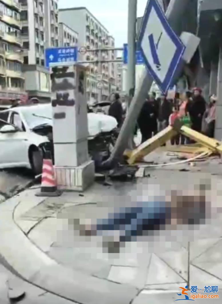 四川南充一小車撞向多輛電動車 現(xiàn)場一片狼藉 傷者已送醫(yī)？