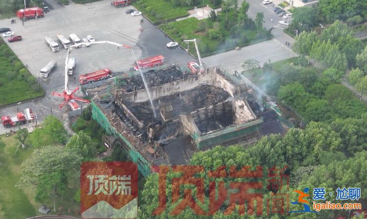房頂基本坍塌 消防仍在救援中？