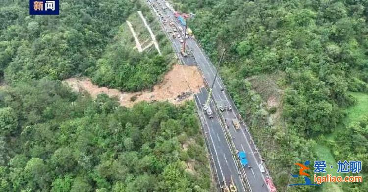 劫后余生！梅大高速塌方路段 他下跪“逼?！焙髞碥囕v？