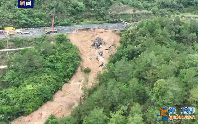 劫后余生！梅大高速塌方路段 他下跪“逼?！焙髞碥囕v？