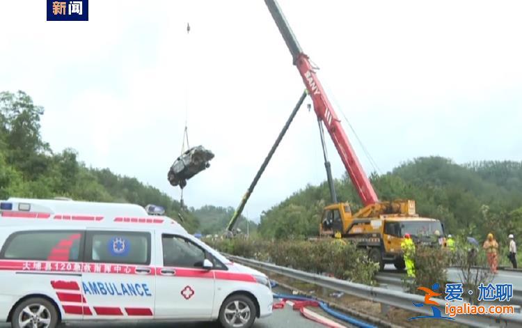 劫后余生！梅大高速塌方路段 他下跪“逼停”后來車輛？