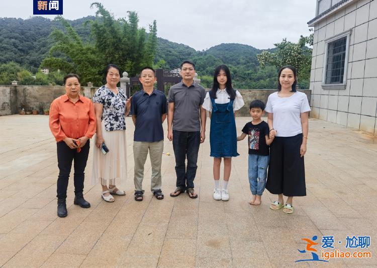 劫后余生！梅大高速塌方路段 他下跪“逼?！焙髞碥囕v？
