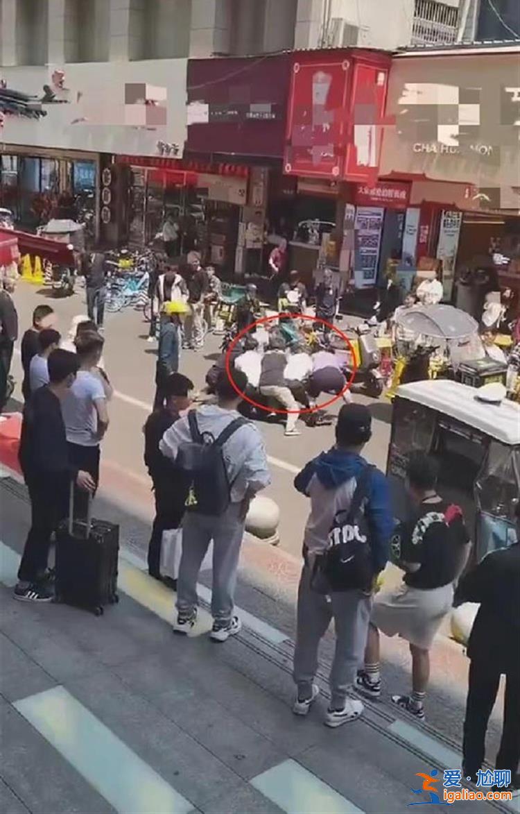 辱罵毆打輔警 西安一電動三輪車主被刑拘 知情人稱其非法營運？