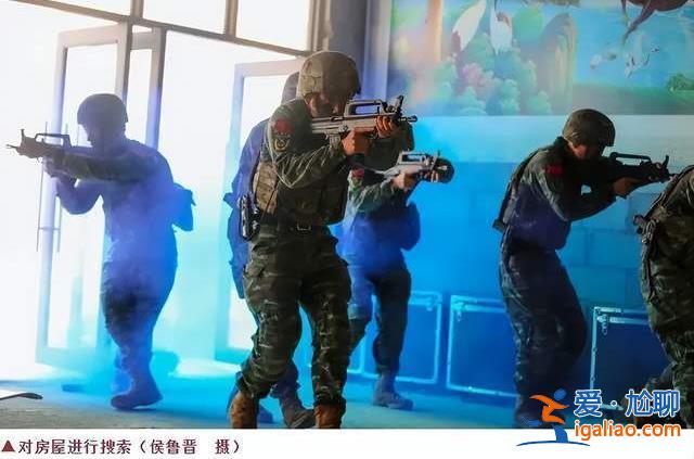 南部戰(zhàn)區(qū)微博“英勇突擊”配圖中的戰(zhàn)士在做什么？