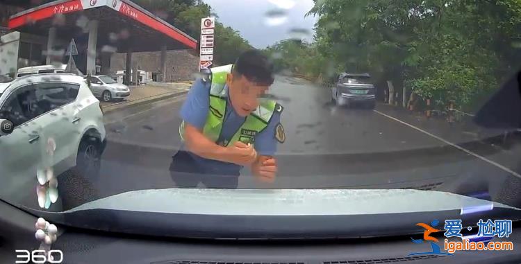 云南交通執(zhí)法人員“碰瓷”式執(zhí)法 直接撲到了車輛前機蓋上？官方回應？