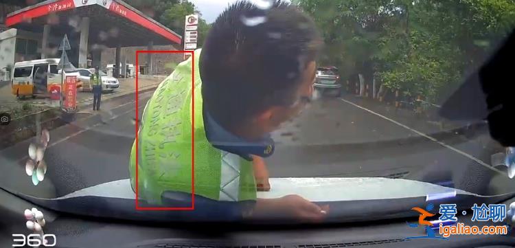 云南交通執(zhí)法人員“碰瓷”式執(zhí)法 直接撲到了車輛前機蓋上？官方回應？