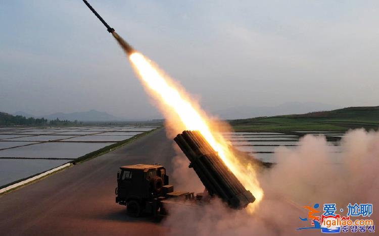 金正恩觀看朝鮮新型火箭炮彈試射 8枚炮彈擊中點目標？