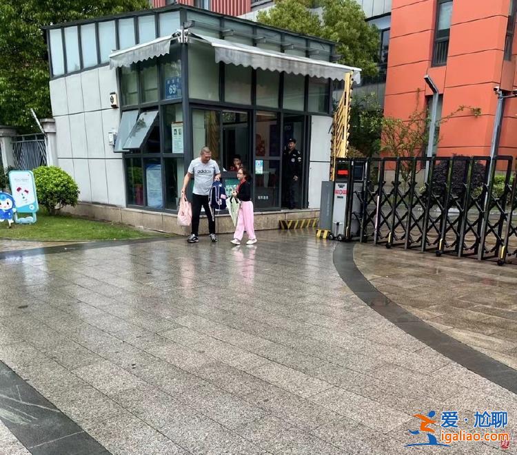 “我脫下衣服 給躺在路邊的女孩蓋上”？