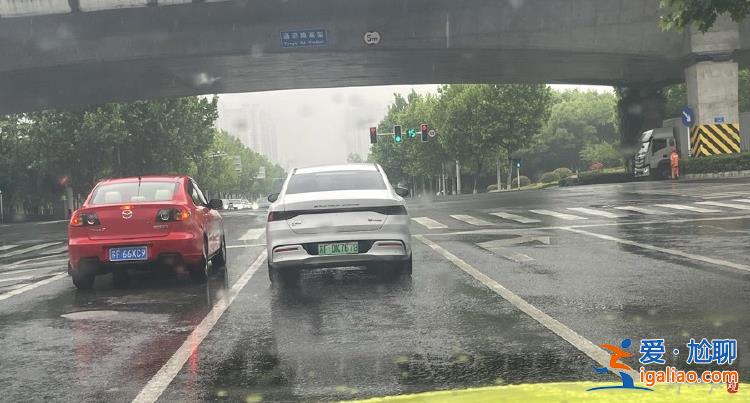 “我脫下衣服 給躺在路邊的女孩蓋上”？