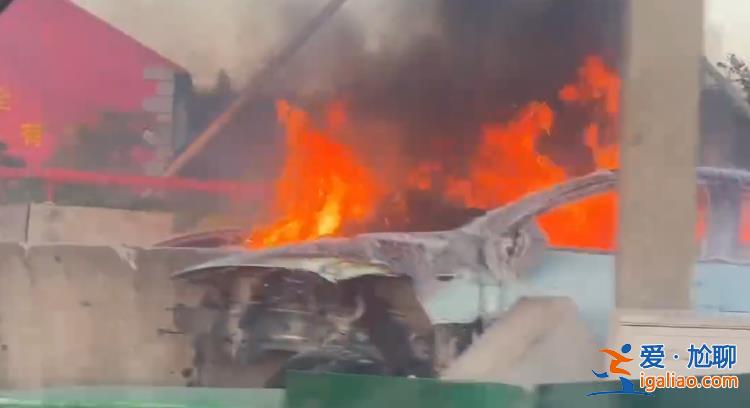 上海S2高速一新能源轎車發(fā)生單車著火事故 明火已撲滅？