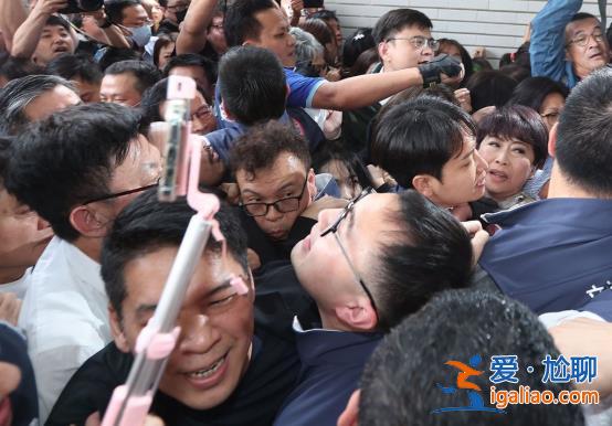 臺(tái)立法機(jī)構(gòu)一早爆發(fā)肢體沖突 有人扭打在地 “場面相當(dāng)失控”？