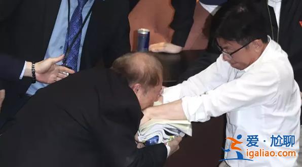 臺立法機構(gòu)今沖突不斷 綠營“立委”搶議事人員資料一路狂奔 “藍營錯愕”？