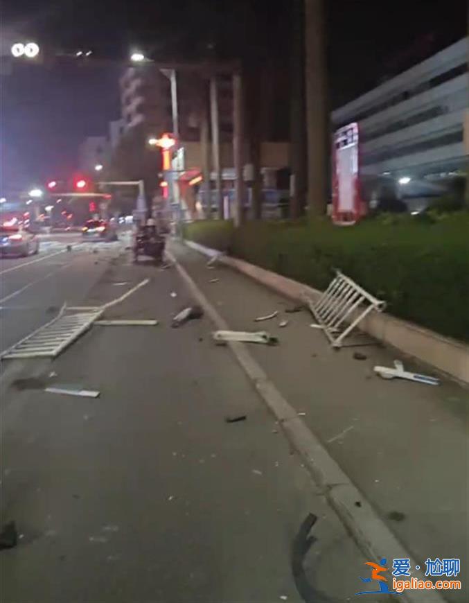 廣東江門女子危險駕駛撞護欄后 對圍觀者揚言“撞死你們” 警方通報？