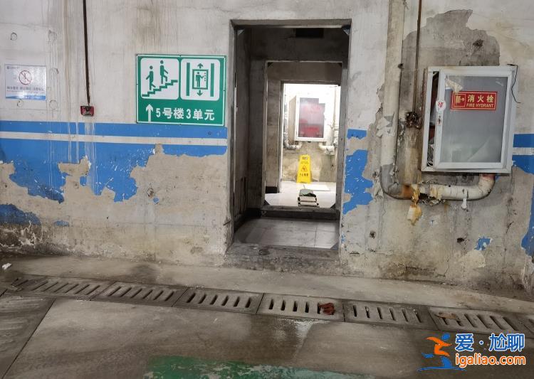 北京朝陽一小區(qū)雨水倒灌地庫 上百輛車被淹 時(shí)隔半月業(yè)主仍索賠無門？