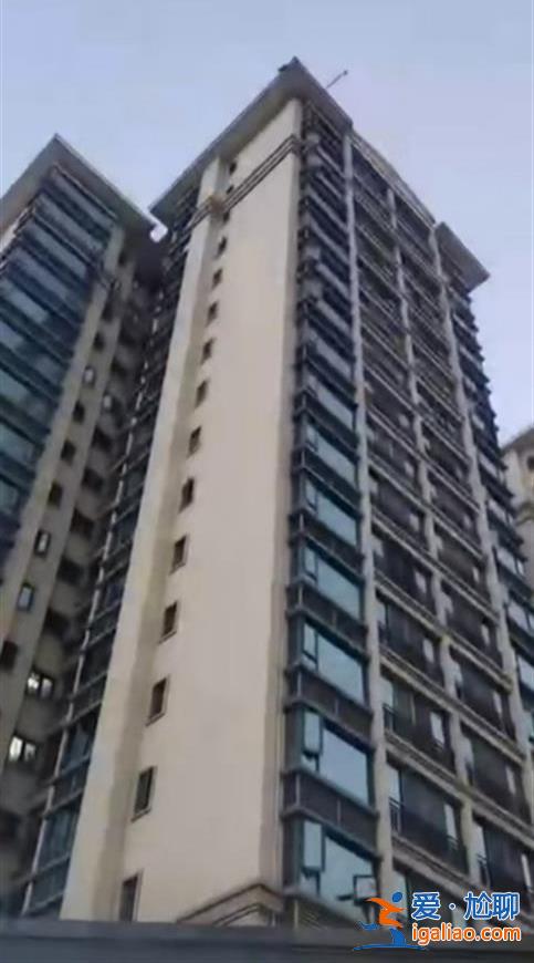 太原一男子跳樓身亡 兩天前在樓頂撒錢和彩票時被解救？