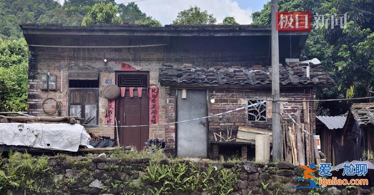 男孩藏衣架下躲過追殺？