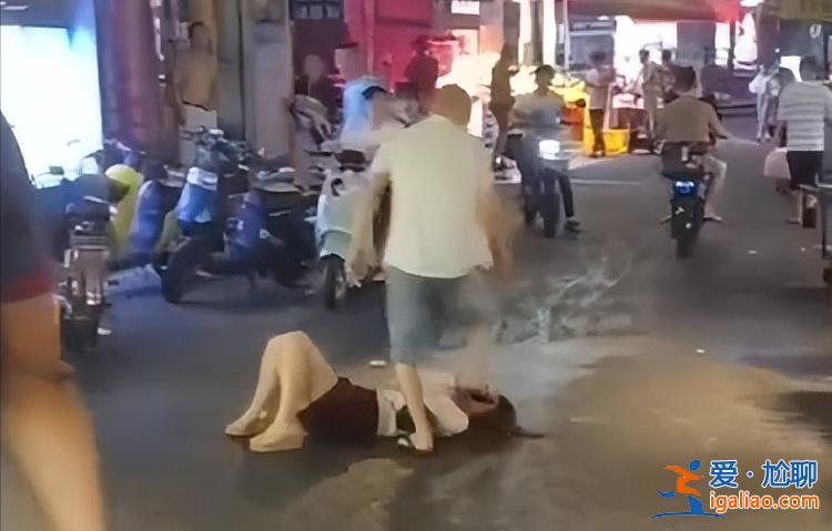 摁倒在地扇耳光、踹臉、拳擊后腦勺 光頭男子疑酒后當(dāng)街調(diào)戲暴打女子？