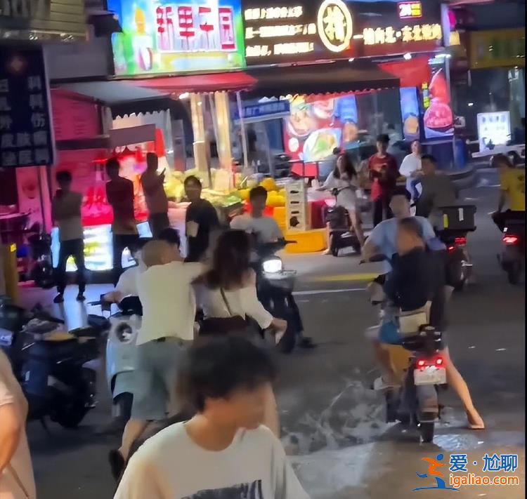摁倒在地扇耳光、踹臉、拳擊后腦勺 光頭男子疑酒后當(dāng)街調(diào)戲暴打女子？