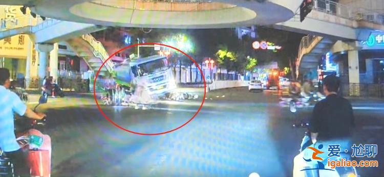 直行灑水車撞倒左轉(zhuǎn)騎車人致其身亡 雙方是否搶燈引爭(zhēng)議 警方介入？