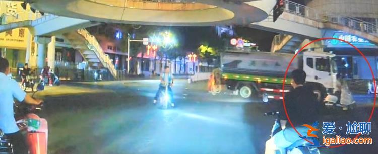 直行灑水車撞倒左轉(zhuǎn)騎車人致其身亡 雙方是否搶燈引爭(zhēng)議 警方介入？