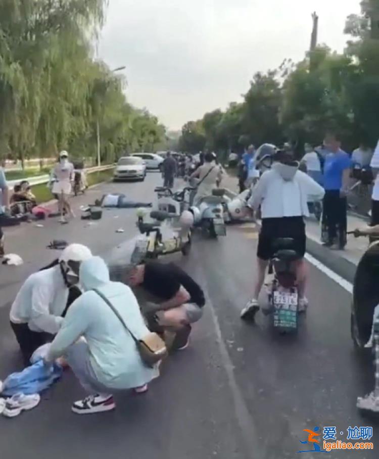 司機(jī)想跑被人攔下？