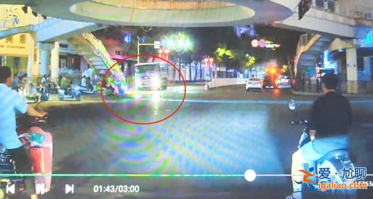 直行灑水車撞倒左轉(zhuǎn)騎車人致其身亡 雙方是否搶燈引爭(zhēng)議 警方介入？