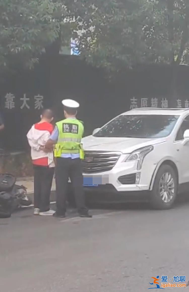 司機(jī)想跑被人攔下？