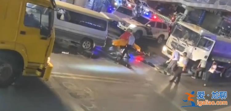 直行灑水車撞倒左轉(zhuǎn)騎車人致其身亡 雙方是否搶燈引爭(zhēng)議 警方介入？