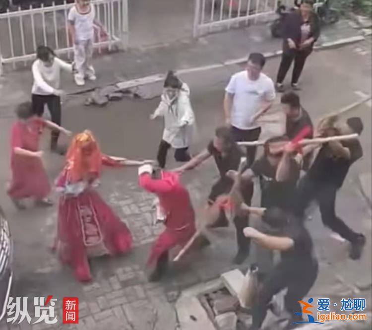新郎接親時(shí)被眾人持棍追著打是當(dāng)?shù)亓?xí)俗？黑龍江佳木斯文明辦辟謠？