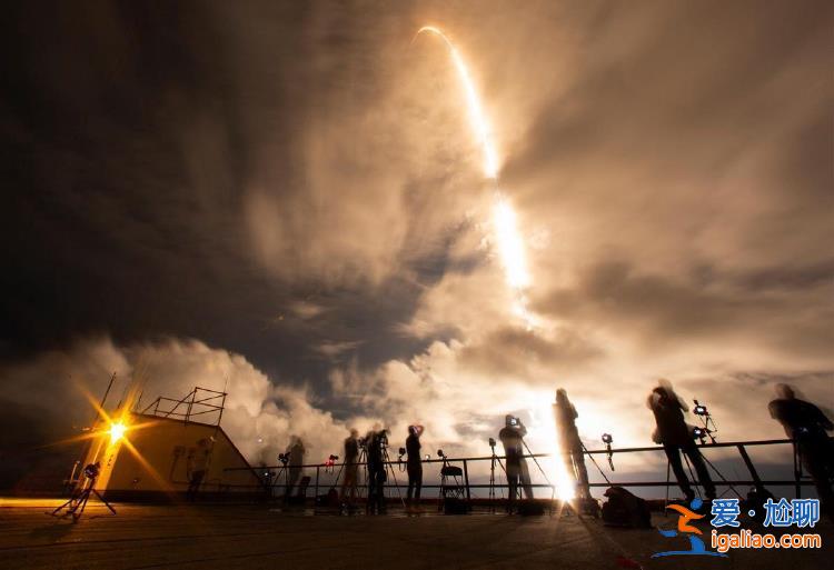 身系繩子與飛船相連 離開飛船就算“太空行走”？
