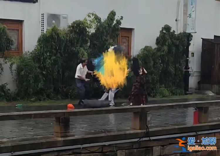 有安保值守 攝影師稱未在景區(qū)見(jiàn)過(guò)傷人者？