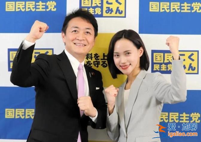 日本27歲美女政客墜樓身亡后 涉事黨黨首身邊又站了一名美女政客？