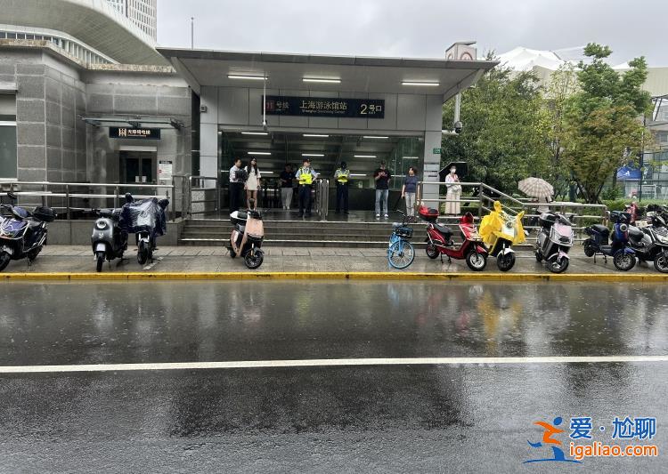 暴雨之后 上海游泳館站真的變“游泳館”了？