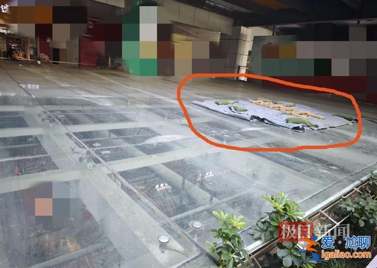玻璃頂棚被砸穿 市民稱平時(shí)人不多？
