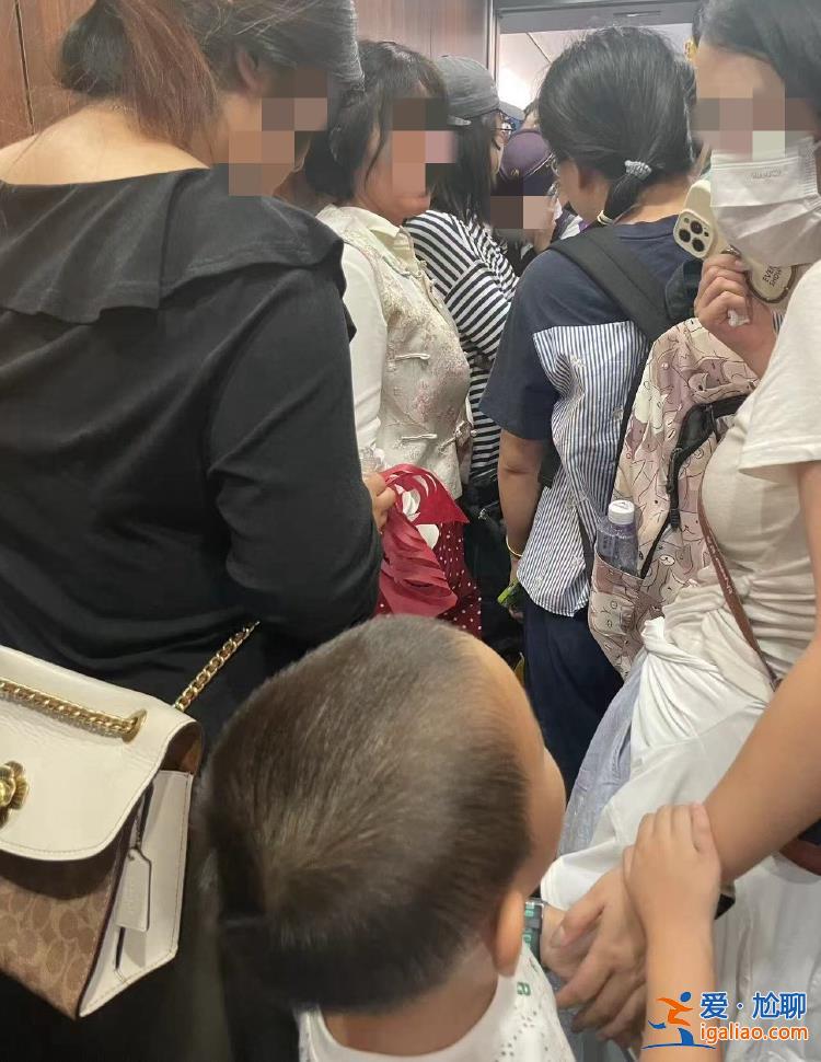 高鐵列車疑出故障 兩次換車每次都少一節(jié)車廂 有乘客一等座票變站票？