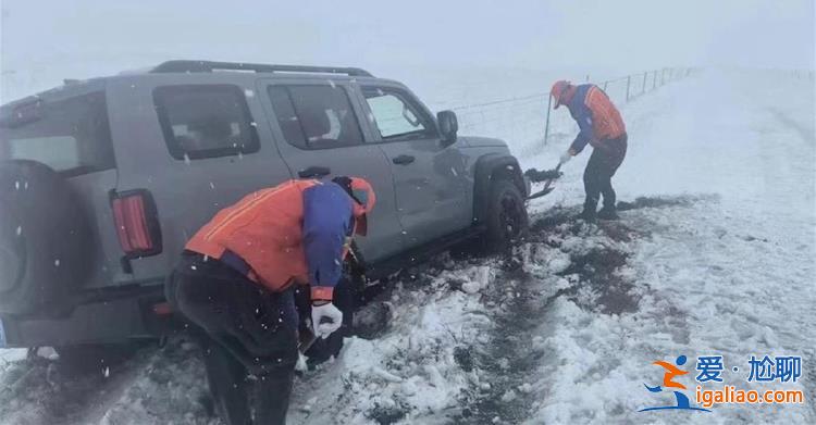 內(nèi)蒙古呼倫貝爾大雪致多車被困 一載有30余人的旅游大巴被困一天一夜？