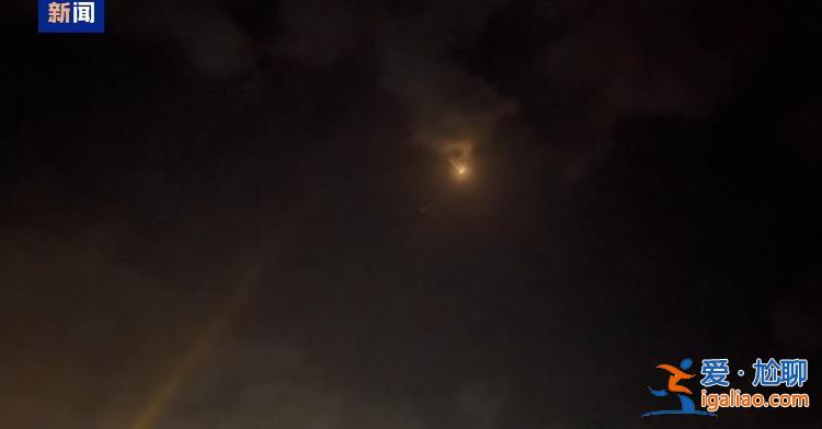 頭頂上空“鐵穹”防空系統(tǒng)正攔截導彈？